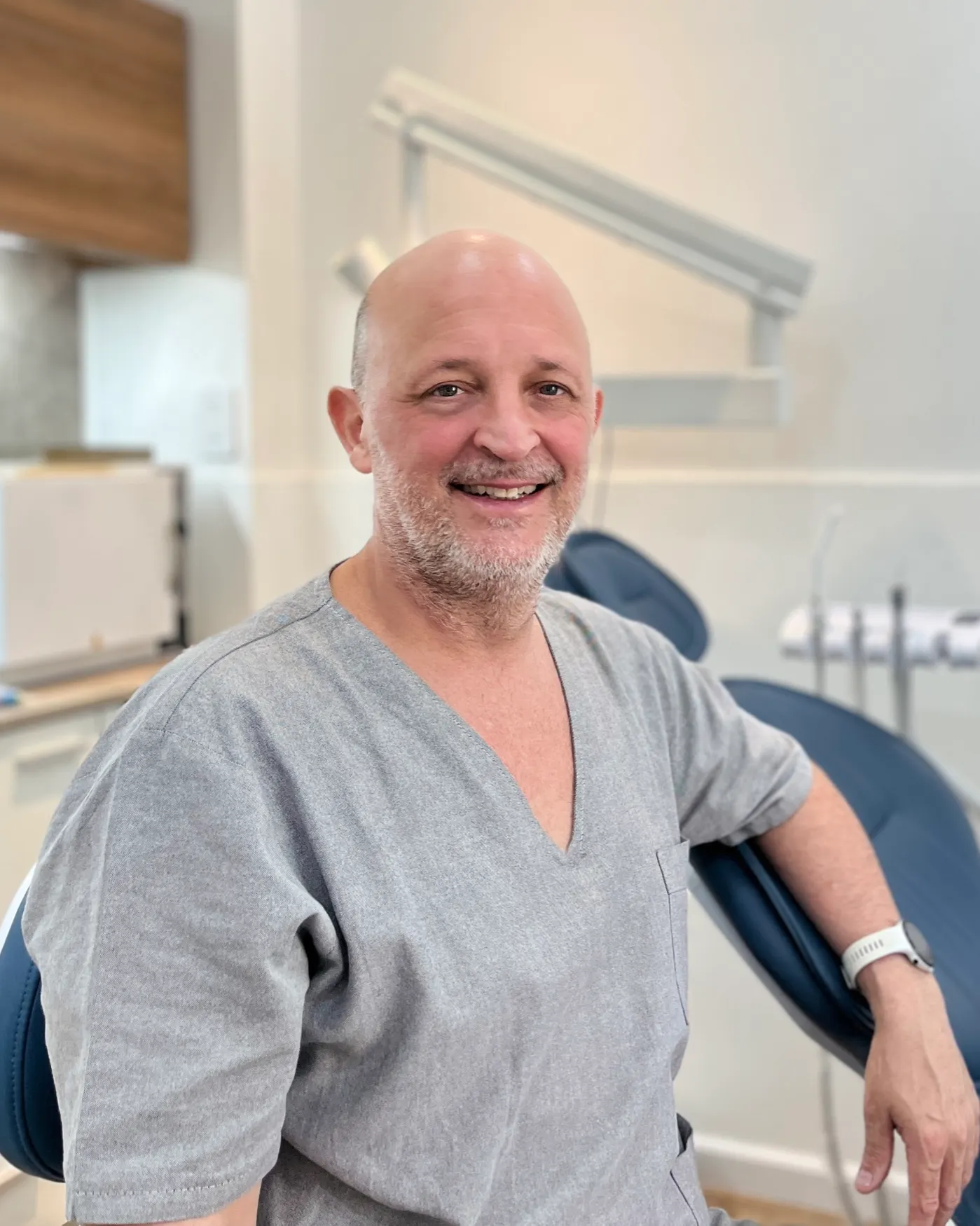 Dr. Fabricio Venezia, odontólogo ortodoncista, en el consultorio de Rosario